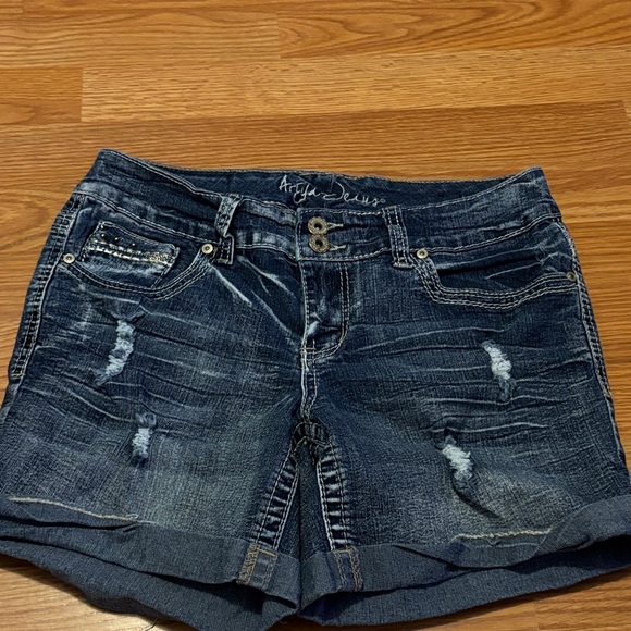 Arilya Pants - Ariya  Jean Shorts with Distressed Frayed Hem size 9/10